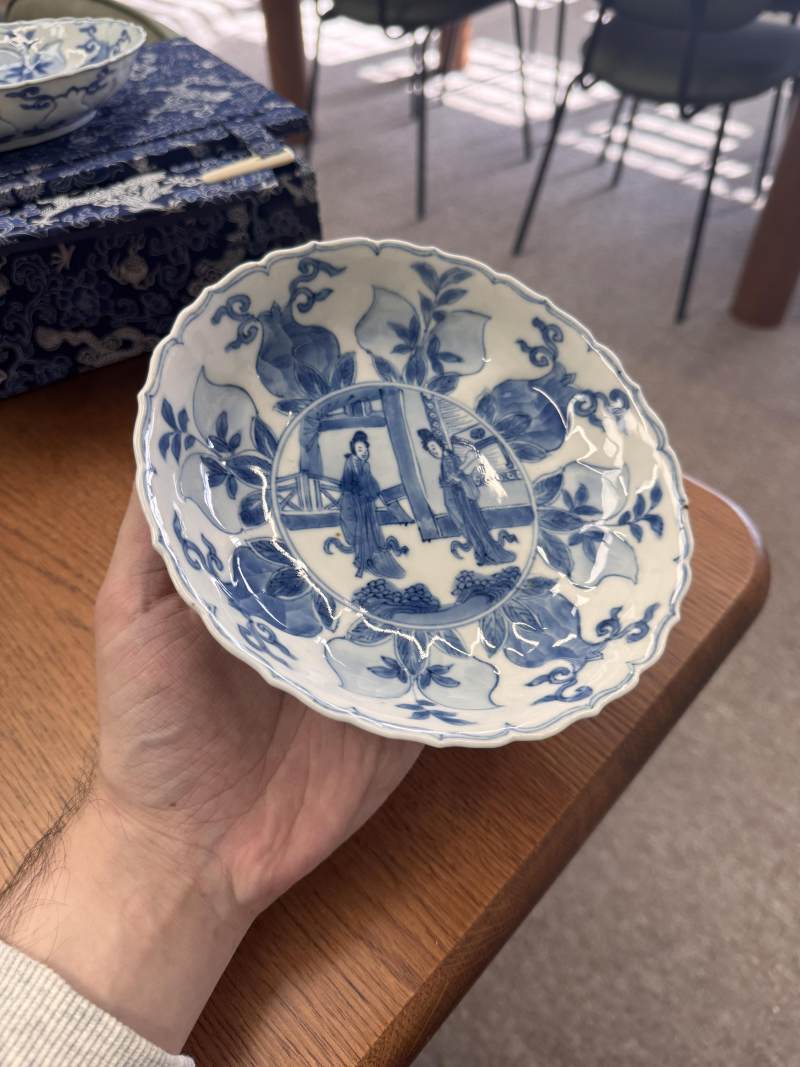 清康熙 青花模印仕女圖盤一對 《大明成化年製》款 | Santos Collection | A pair of Chinese blue and white moulded 'ladies' dishes, Qing dynasty, Kangxi period - 图15