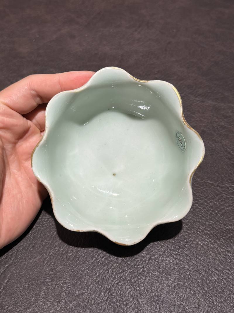 清光绪 青地粉彩花卉花口杯 - 图6