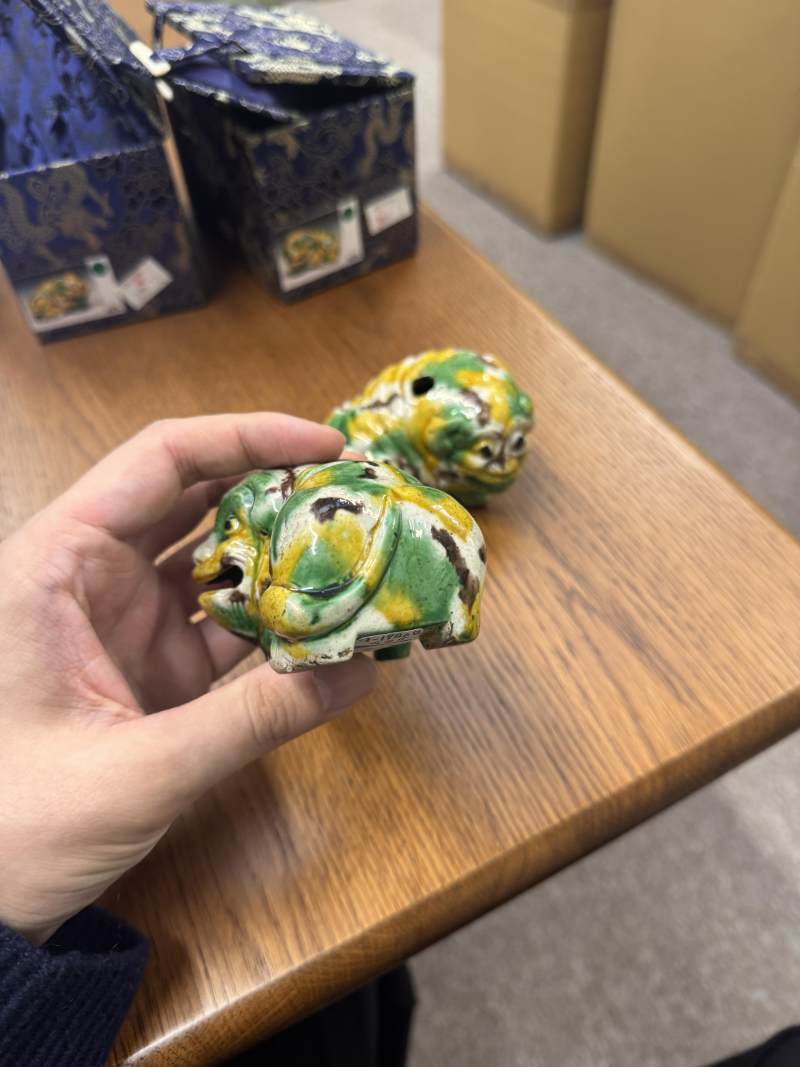 清康熙 卵白綠釉瑞獸像一對 | Santos Collection | A pair of Chinese egg and spinach-glazed 'mythical beast' figures, Qing dynasty, Kangxi period - 图21