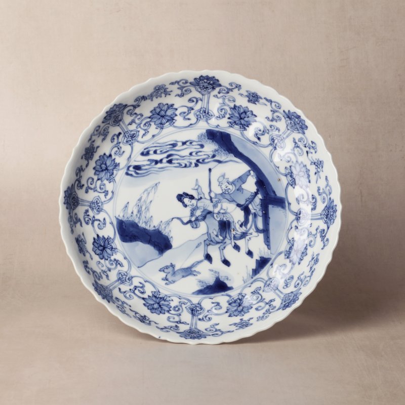 清康熙 青花狩獵圖盤 《大明成化年製》款 | Santos Collection | A Chinese blue and white 'hunting scene' dish, Qing dynasty, Kangxi period - 图1