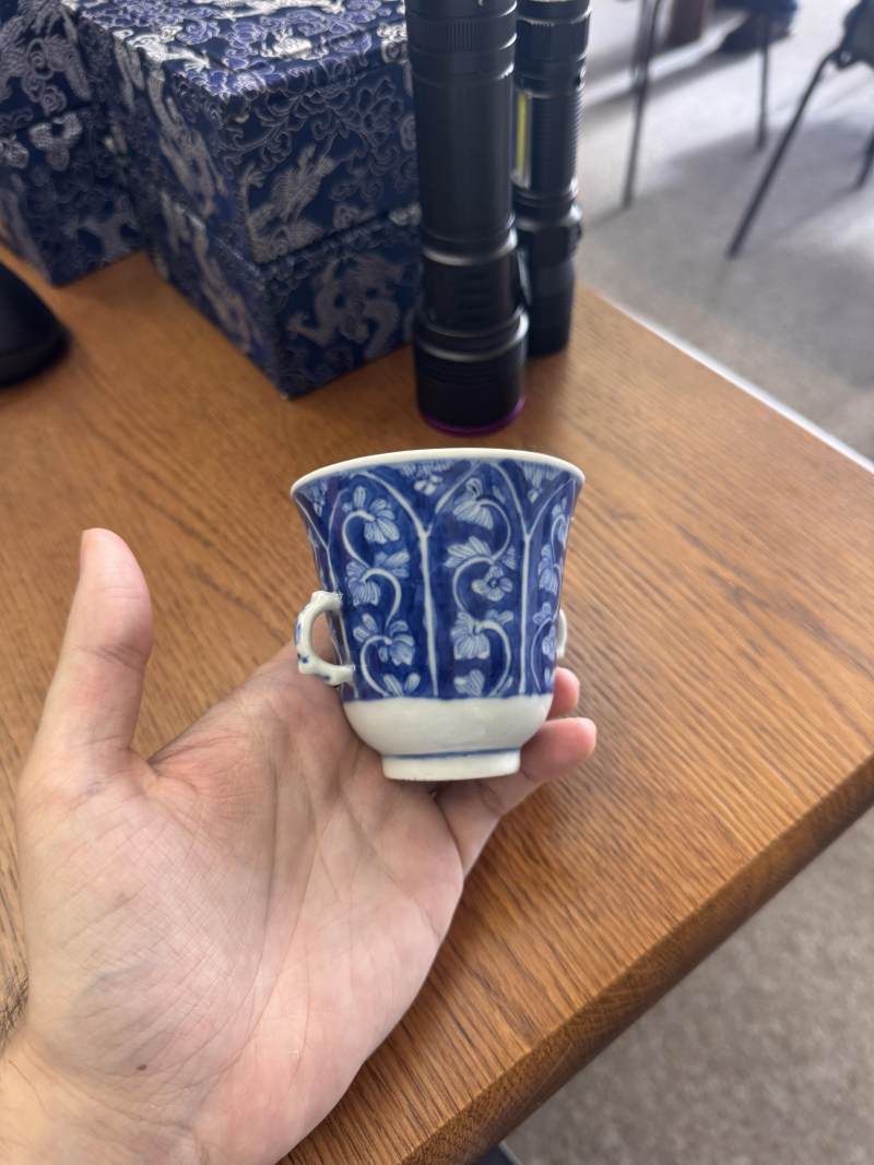 清康熙 青花花卉紋雙耳盃 | Santos Collection | A Chinese blue and white chocolate cup, Qing dynasty, Kangxi period - 图3