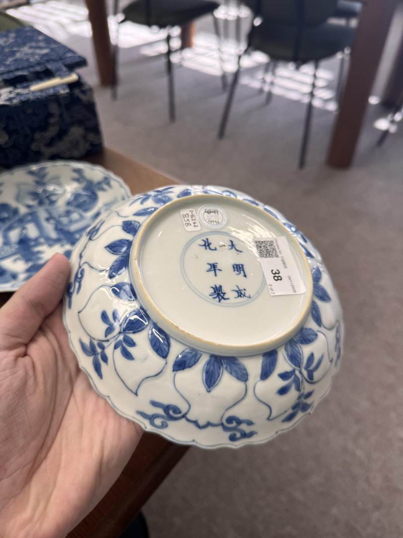 清康熙 青花模印仕女圖盤一對 《大明成化年製》款 | Santos Collection | A pair of Chinese blue and white moulded 'ladies' dishes, Qing dynasty, Kangxi period - 图5