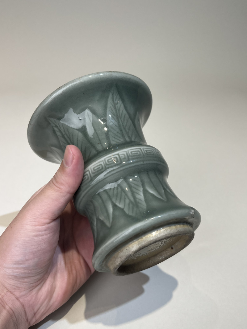 清乾隆 豆青釉芭蕉叶纹小花觚 - 图4