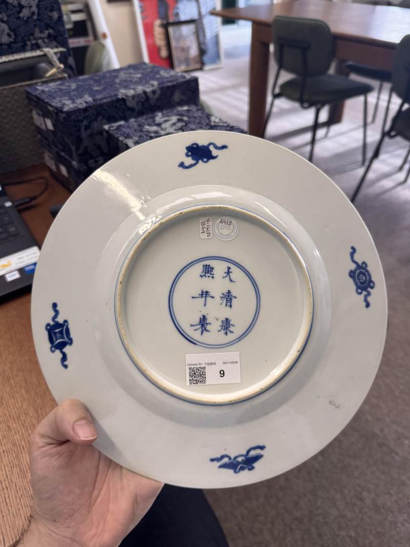 清康熙 青花人物圖盤 《大清康熙年製》款 | Santos Collection | A fine Chinese blue and white 'figural' dish, Qing dynasty, Kangxi mark and of the period - 图11
