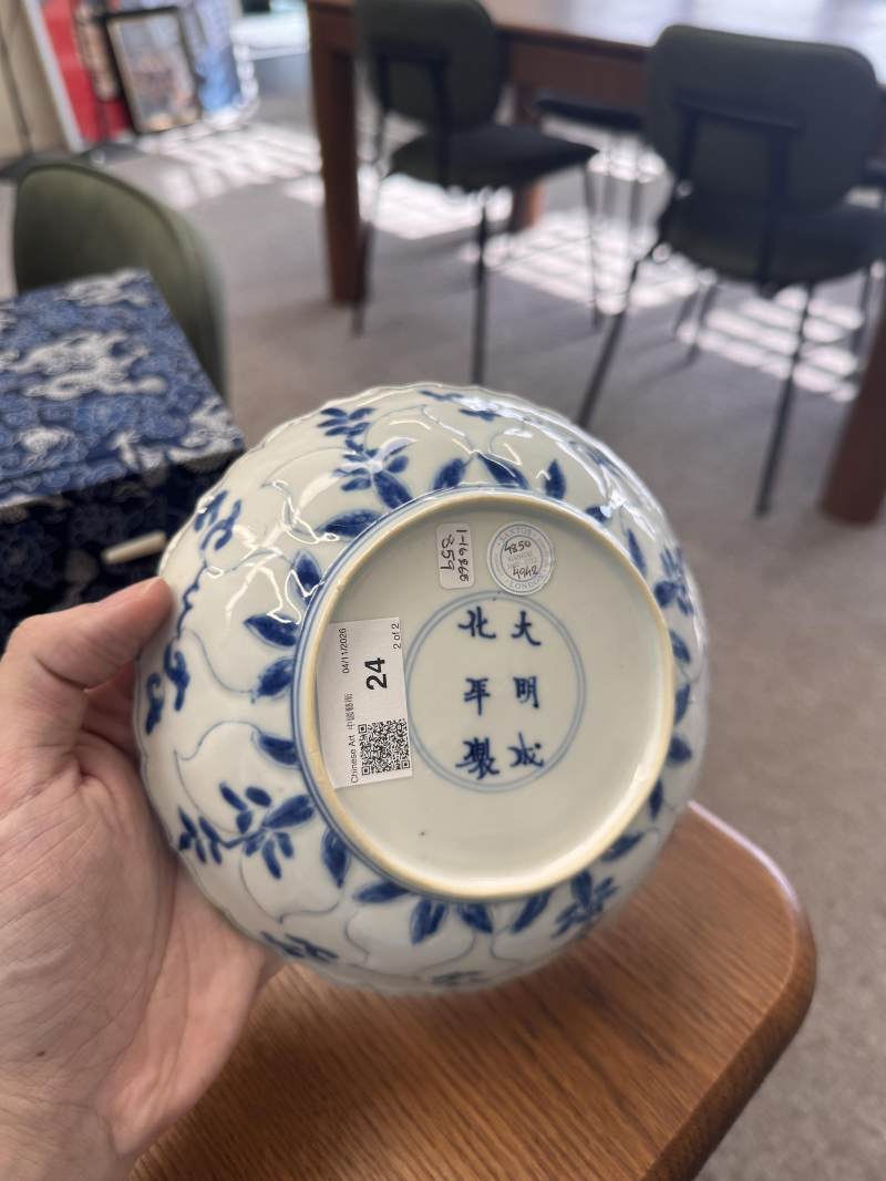 清康熙 青花模印仕女圖盤一對 | Santos Collection | Two Chinese blue and white moulded 'ladies' dishes, Qing dynasty, Kangxi period - 图16