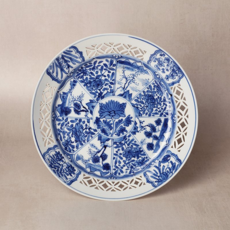 清康熙 青花鏤空花卉紋盤 | Santos Collection | A Chinese blue and white 'floral' reticulated dish, Qing dynasty, Kangxi period - 图1
