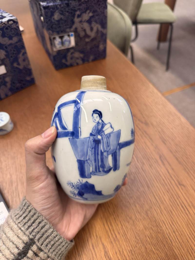 清康熙 青花仕女圖蓋罐一對 | Santos Collection | A pair of Chinese blue and white 'ladies' jars and covers, Qing dynasty, Kangxi period - 图39