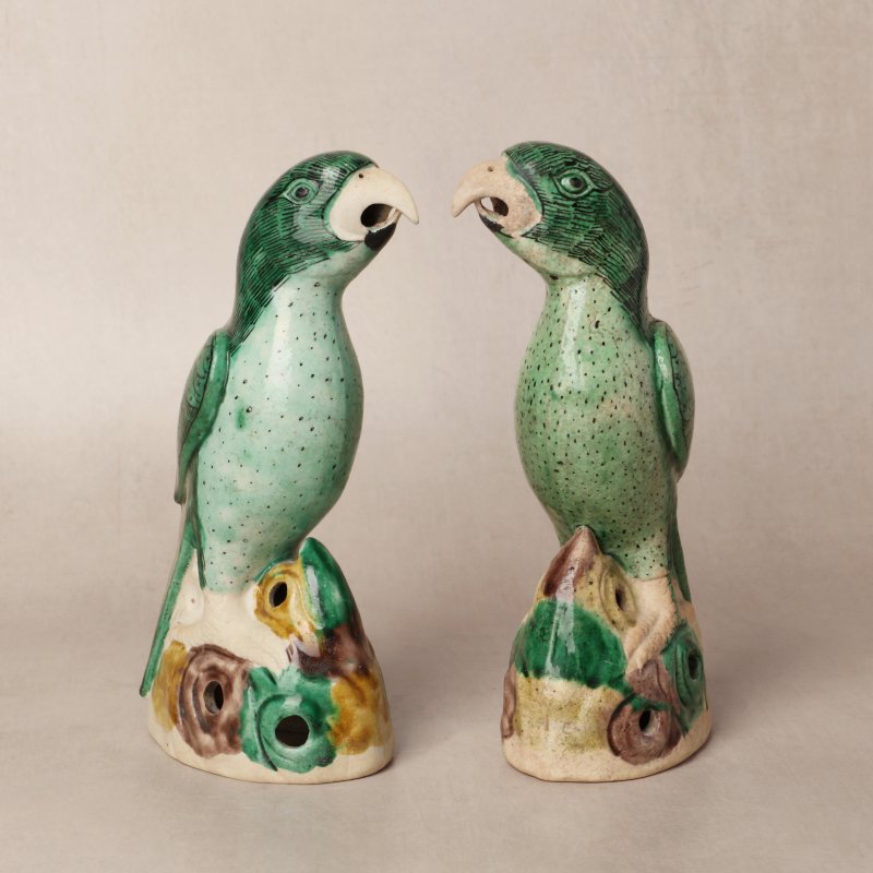 清康熙 素三彩鸚鵡擺件一對 | A pair of Chinese famille-verte biscuit parrot figures, Qing dynasty, Kangxi period - 图3