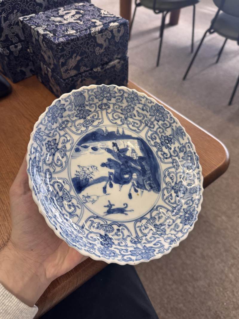 清康熙 青花狩獵圖盤 《大明成化年製》款 | Santos Collection | A Chinese blue and white 'hunting scene' dish, Qing dynasty, Kangxi period - 图6
