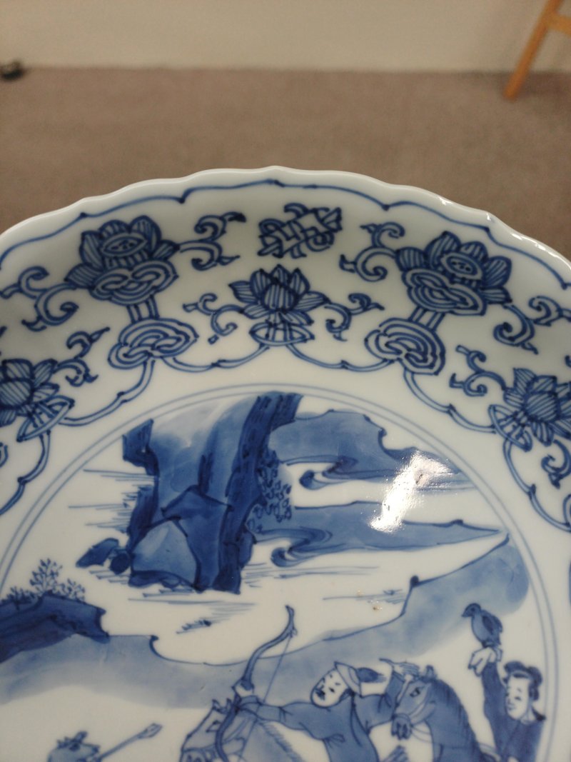 清康熙 青花狩獵圖盤 《大明成化年製》款 | Santos Collection | A Chinese blue and white 'hunting scene' dish, Qing dynasty, Kangxi period - 图6