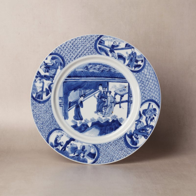 清康熙 青花人物圖盤 《大清康熙年製》款 | Santos Collection | A fine Chinese blue and white 'figural' dish, Qing dynasty, Kangxi mark and of the period - 图1