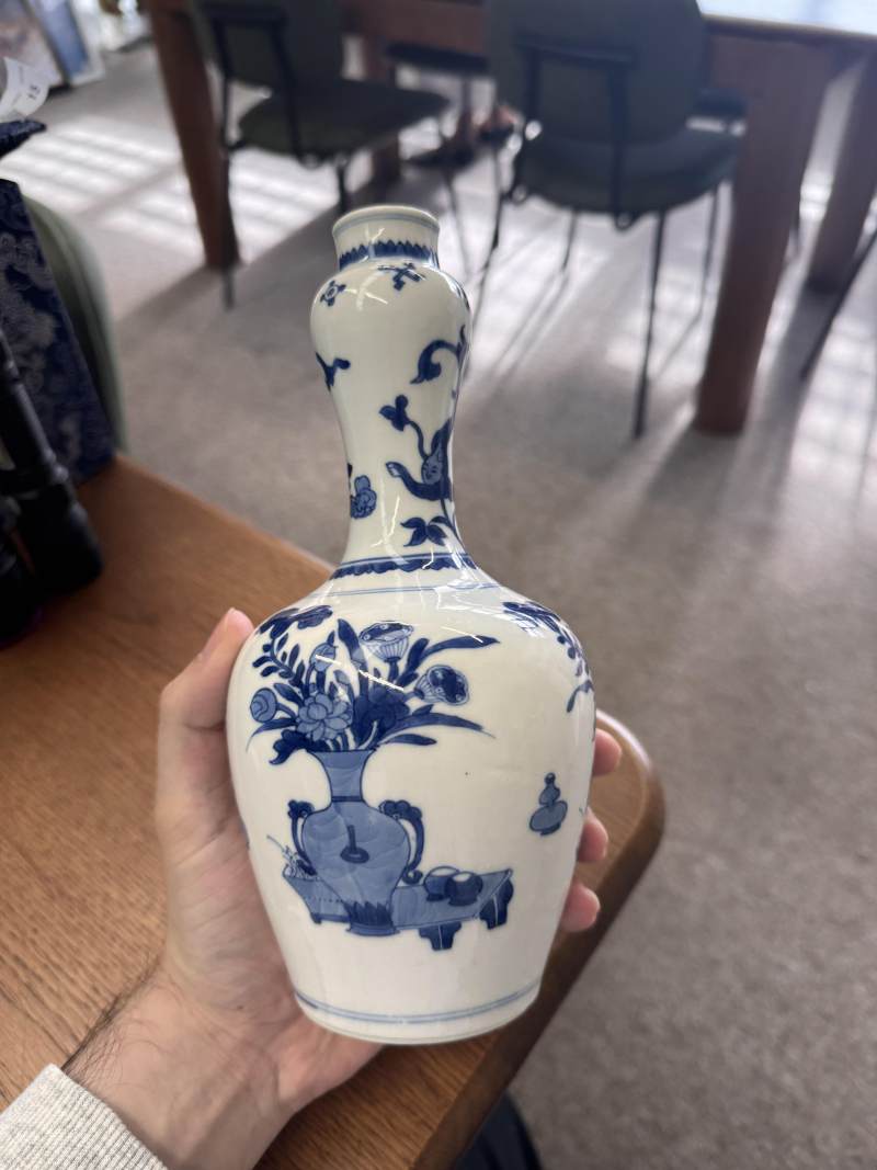 清康熙 青花花卉紋蒜頭瓶 | Santos Collection | A Chinese blue and white garlic-mouth vase, Qing dynasty, Kangxi period - 图4