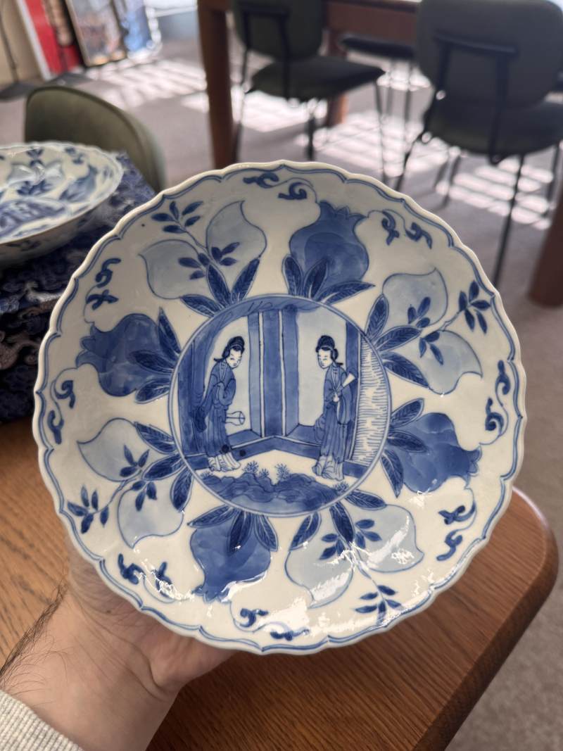 清康熙 青花模印仕女圖盤一對 | Santos Collection | Two Chinese blue and white moulded 'ladies' dishes, Qing dynasty, Kangxi period - 图6