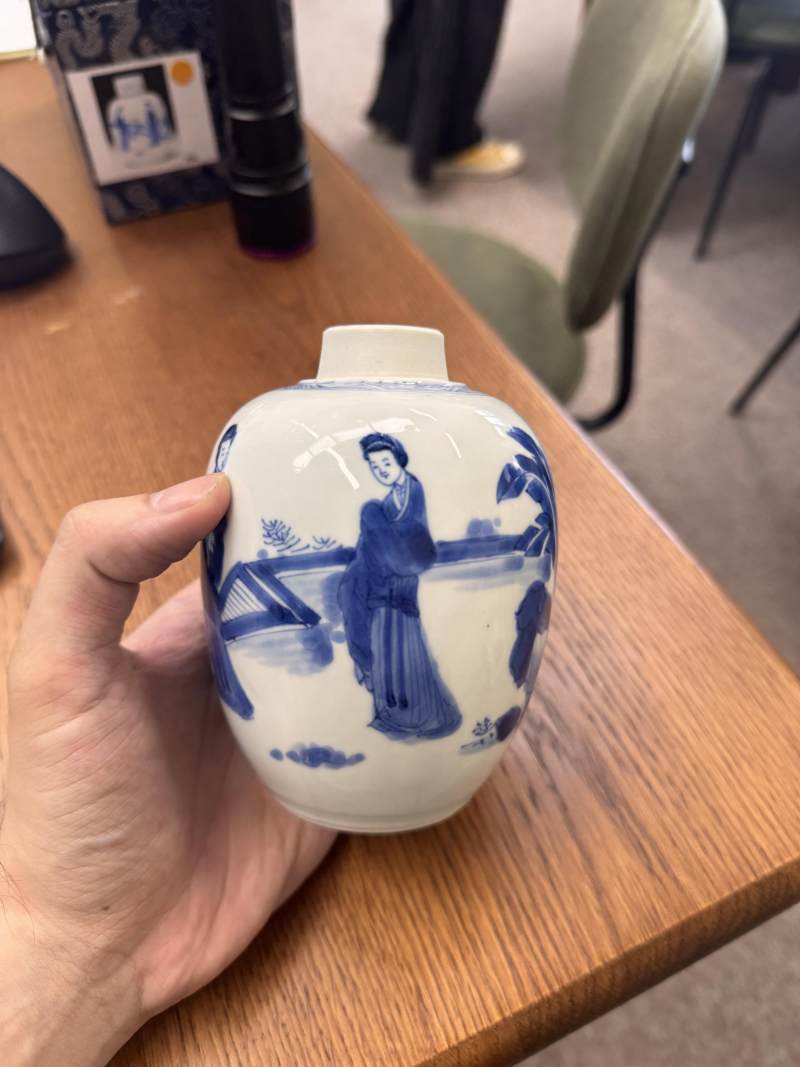 清康熙 青花仕女圖蓋罐 | Santos Collection | A Chinese blue and white 'ladies' jar and cover, Qing dynasty, Kangxi period - 图8