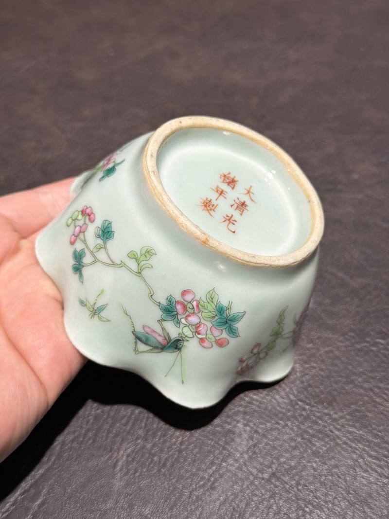 清光绪 青地粉彩花卉花口杯 - 图7