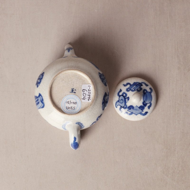 清康熙 漿胎青花仕女圖小茶蓋壺 《玉》款 | Santos Collection | A small Chinese soft-paste blue and white teapot and cover, Qing dynasty, Kangxi period - 图5