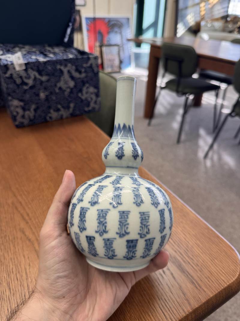 清康熙 青花壽字葫蘆瓶 | Santos Collection | A Chinese blue and white double-gourd 'shou' vase, Qing dynasty, Kangxi period - 图7