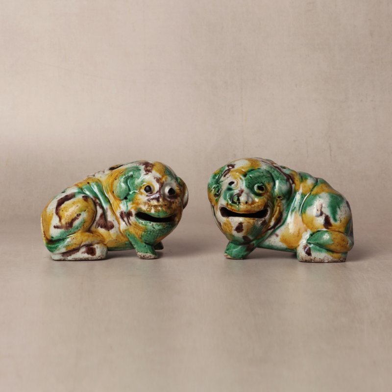清康熙 卵白綠釉瑞獸像一對 | Santos Collection | A pair of Chinese egg and spinach-glazed 'mythical beast' figures, Qing dynasty, Kangxi period - 图1