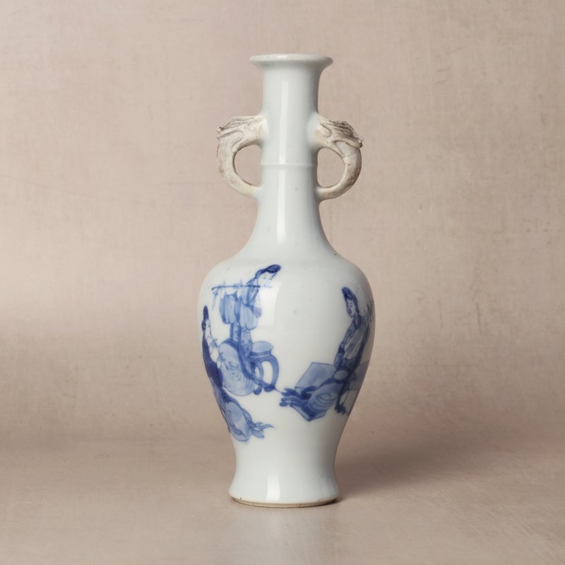 清康熙 青花奏樂圖雙耳瓶 | Santos Collection | A fine Chinese blue and white 'musicians' twin-handled vase, Qing dynasty, Kangxi period