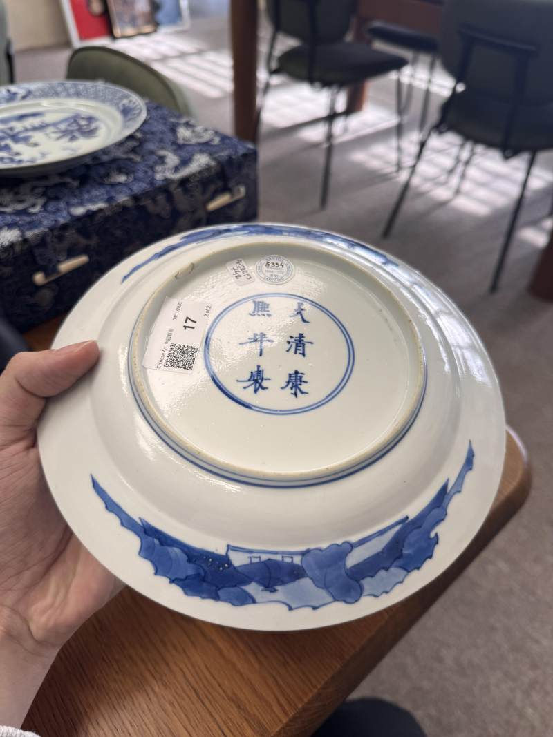 清康熙 青花仕女圖盤一對 《大清康熙年製》款 | Santos Collection | A pair of Chinese blue and white 'ladies' dishes, Qing dynasty, Kangxi mark and of the period - 图13