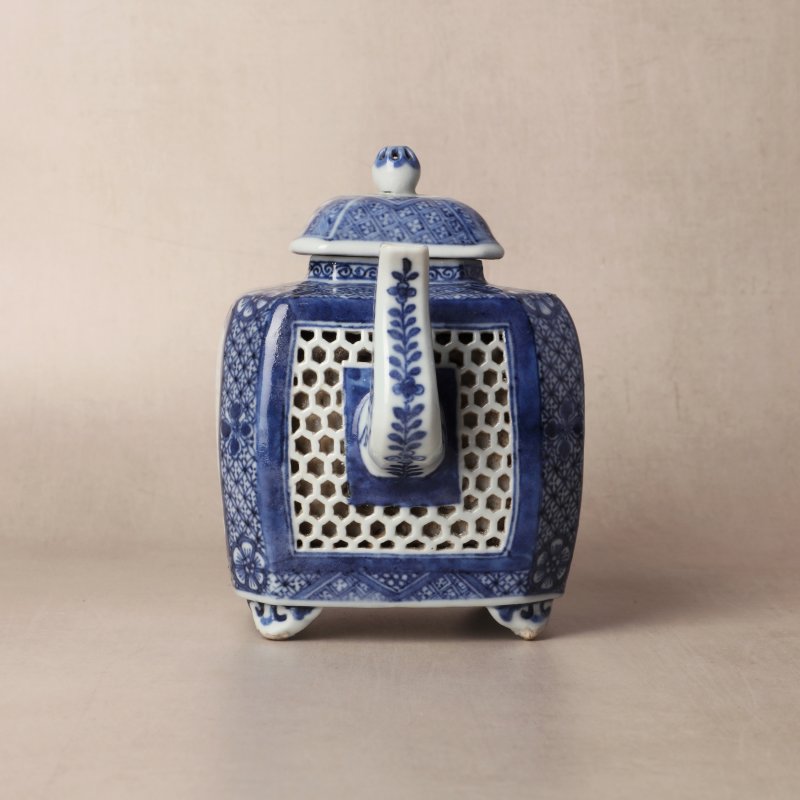 清乾隆 青花鏤空茶蓋壺 | Santos Collection | A Chinese export blue and white reticulated teapot and cover, Qing dynasty, Qianlong period - 图18