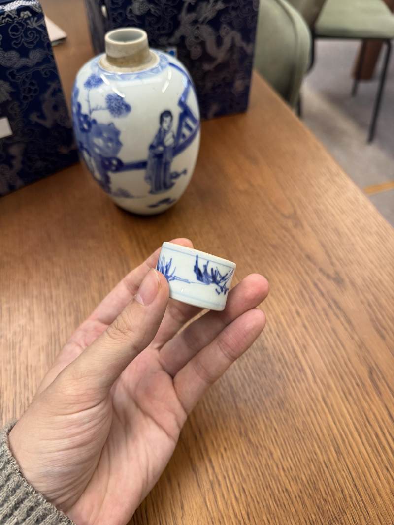 清康熙 青花仕女圖蓋罐一對 | Santos Collection | A pair of Chinese blue and white 'ladies' jars and covers, Qing dynasty, Kangxi period - 图24