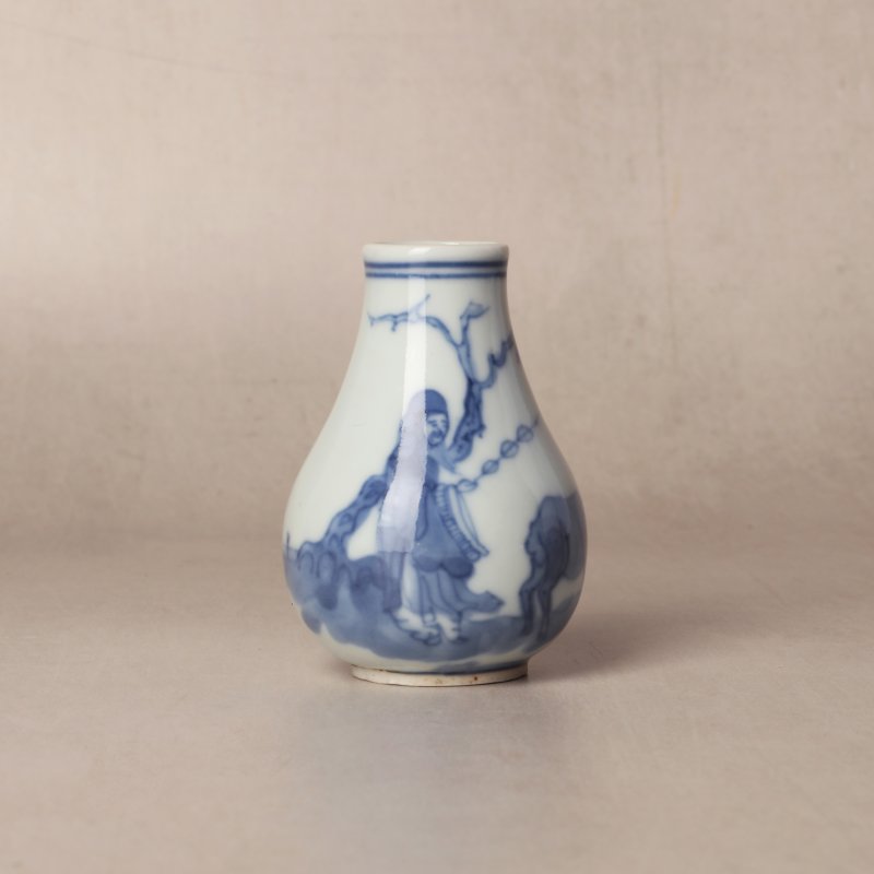 清康熙 青花牧童騎牛圖小瓶 | Santos Collection | A small Chinese blue and white 'shepherd and oxen' vase, Qing dynasty, Kangxi period - 图1
