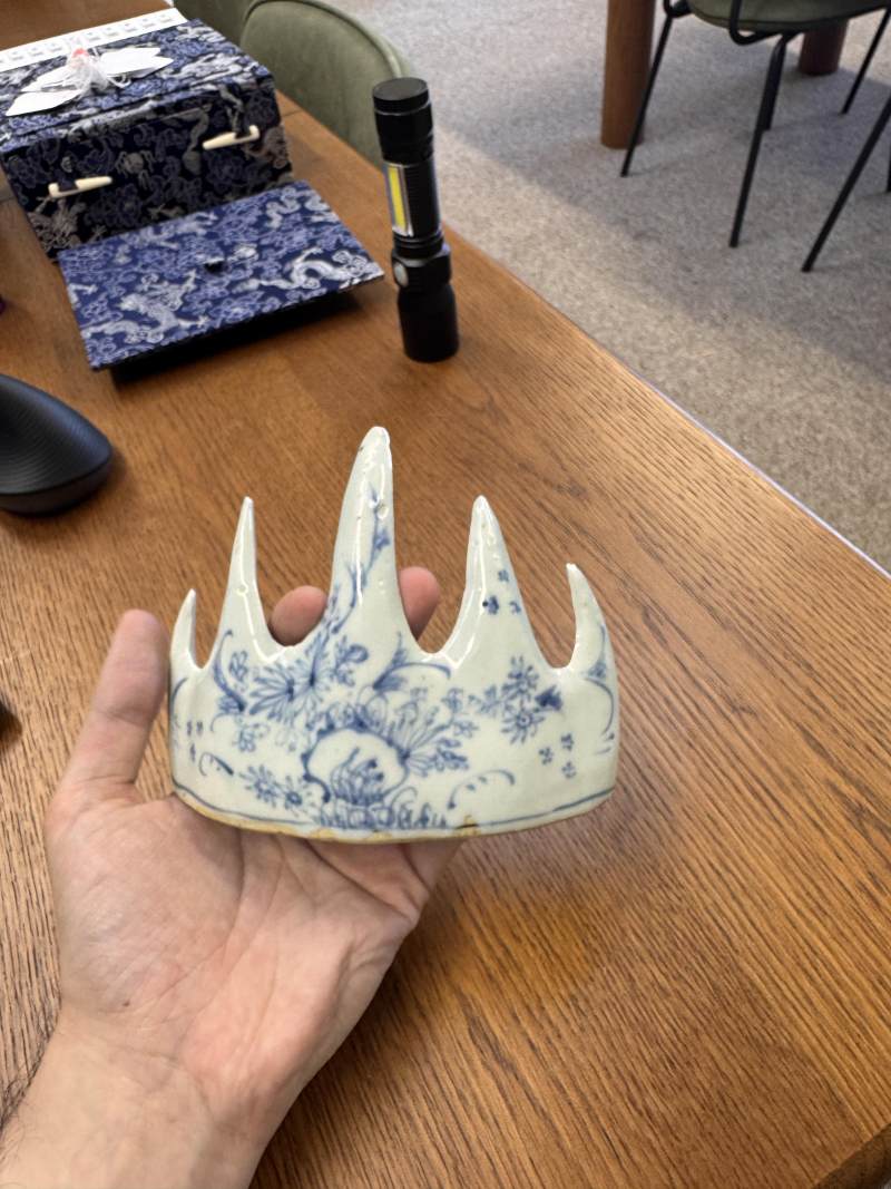 清康熙 青花花卉紋山形筆擱 | Santos Collection | A Chinese blue and white 'mountain' brush rest, Qing dynasty, Kangxi period - 图5
