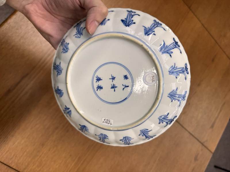 清康熙 青花人物故事圖盤 《大清康熙年製》款 | Santos Collection | A Chinese blue and white 'figural' dish, Qing dynasty, Kangxi period - 图12