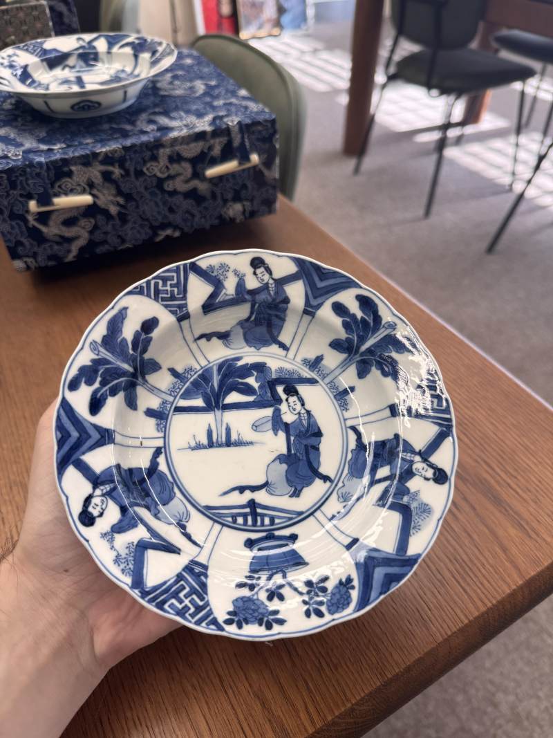 清康熙 青花長衣秀女圖盌一對 《大清康熙年製》款 | Santos Collection | A pair of Chinese blue and white 'Long Eliza' bowls, Qing dynasty, Kangxi mark and period - 图21