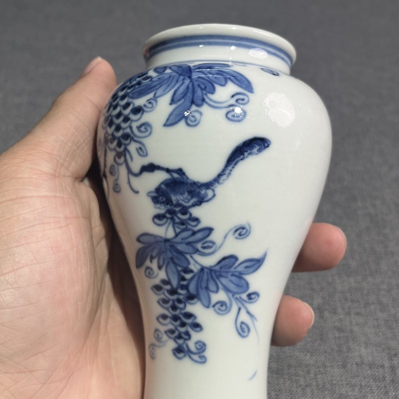 清乾隆青花松鼠葡萄纹广口瓶 - 图6