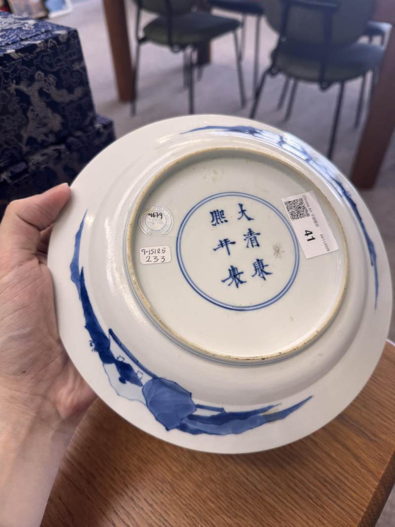 清康熙 青花仕女圖盤 《大清康熙年製》款 | Santos Collection | A Chinese blue and white 'ladies' dish, Qing dynasty, Kangxi mark and of the period - 图13