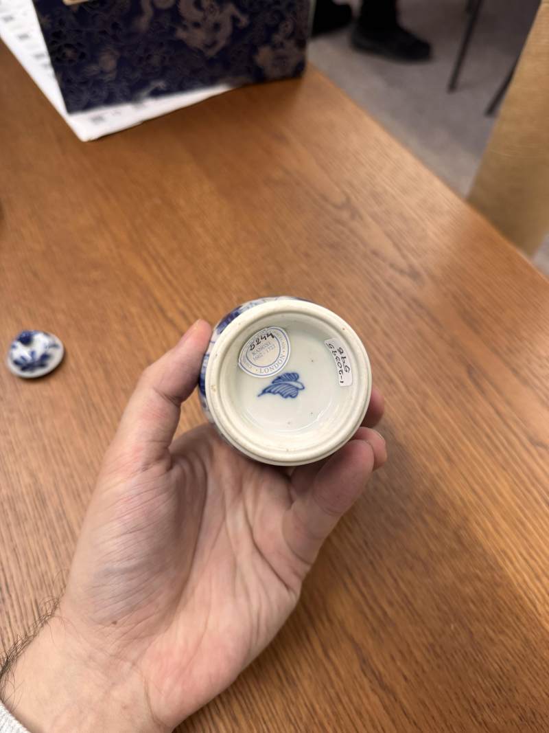 清康熙 青花仕女圖蓋罐 | Santos Collection | A Chinese blue and white 'ladies' jar and cover, Qing dynasty, Kangxi period - 图13