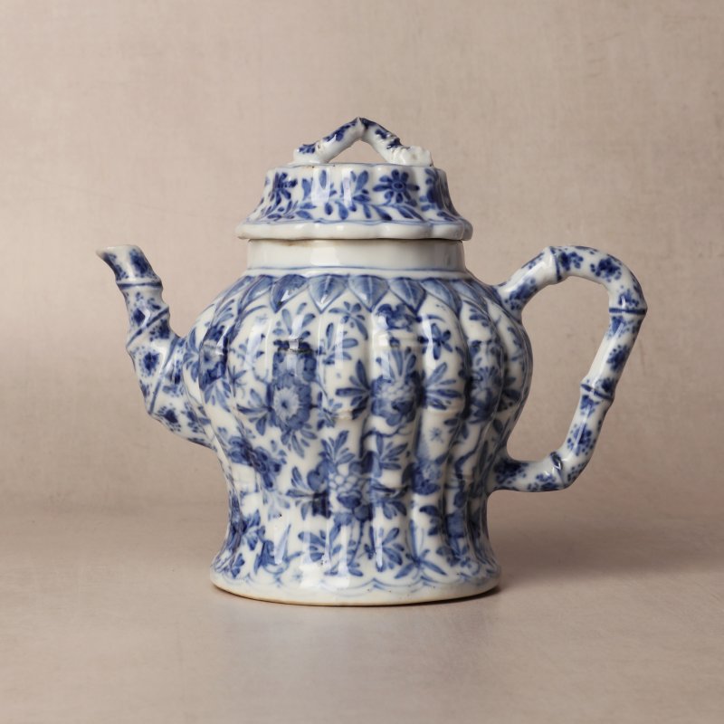 清康熙 青花竹節紋茶蓋壺 | Santos Collection | A fine Chinese blue and white 'bamboo' teapot and cover, Qing dynasty, Kangxi period - 图1