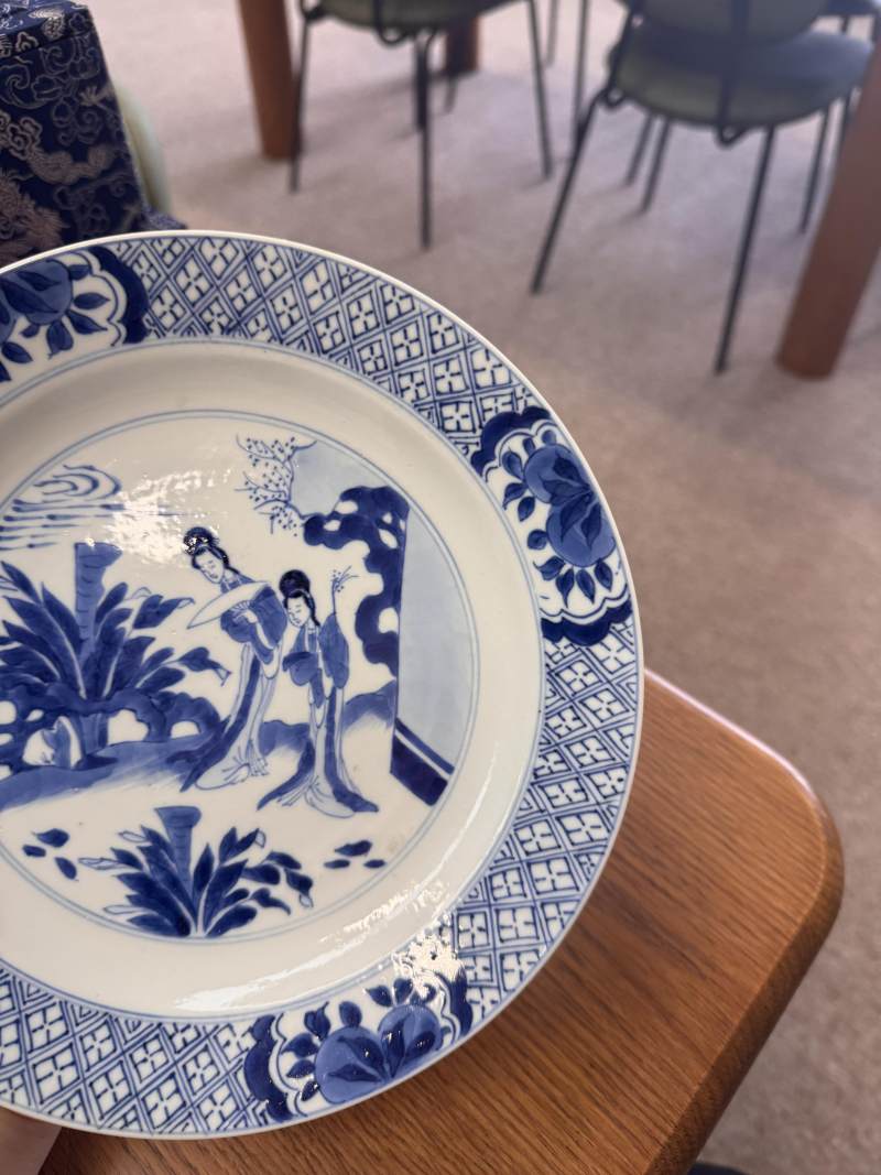 清康熙 青花仕女圖盤 《大清康熙年製》款 | Santos Collection | A Chinese blue and white 'ladies' dish, Qing dynasty, Kangxi mark and of the period - 图3