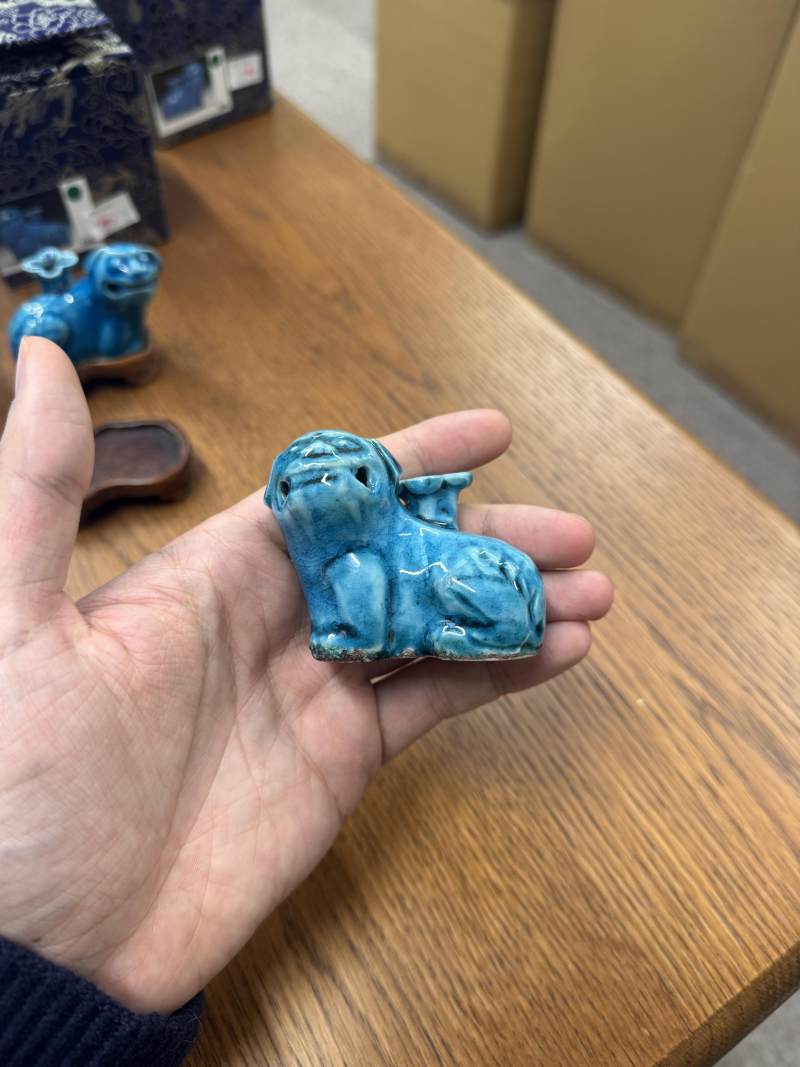 清康熙 松石綠釉太獅少獅像一對 | Santos Collection | Two Chinese monochrome turquoise-glazed 'Buddhist lion' figures, Qing dynasty, Kangxi period - 图4