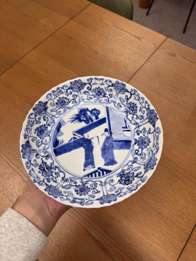 清康熙 青花人物故事圖盤 《大清康熙年製》款 | Santos Collection | A Chinese blue and white 'figural' dish, Qing dynasty, Kangxi period - 图2