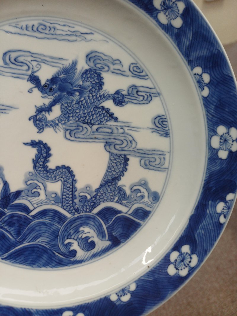 清康熙 青花龍鯉躍龍門圖盤 《大清康熙年製》款 | Santos Collection | A Chinese blue and white 'dragon and carp' dish, Qing dynasty, Kangxi mark and of the period - 图14
