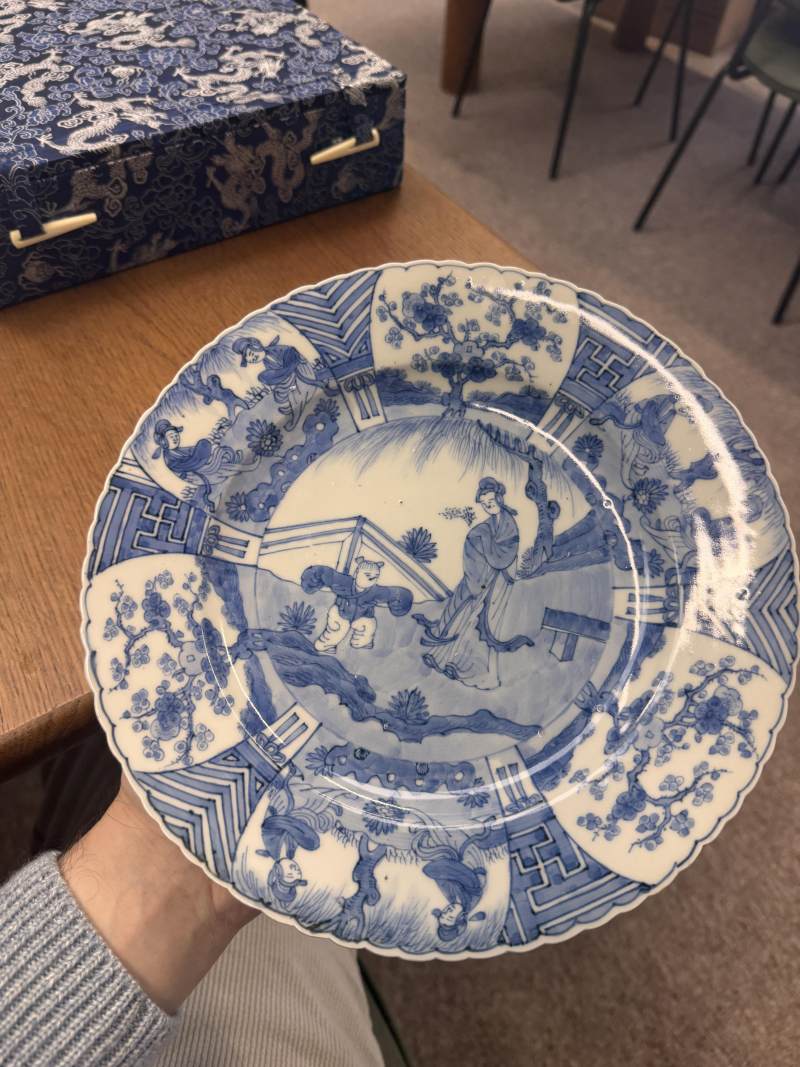 清康熙 青花嬰戲仕女圖盤 | Santos Collection | A Chinese blue and white 'figural' dish, Qing dynasty, Kangxi period - 图12