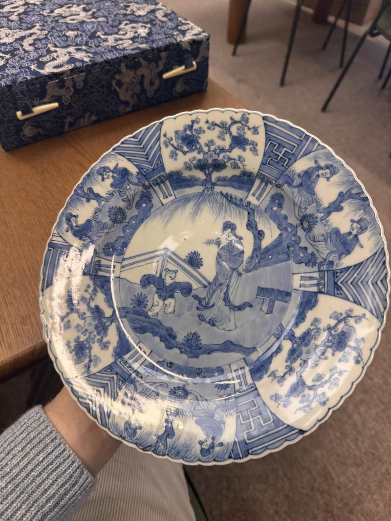 清康熙 青花嬰戲仕女圖盤 | Santos Collection | A Chinese blue and white 'figural' dish, Qing dynasty, Kangxi period - 图2