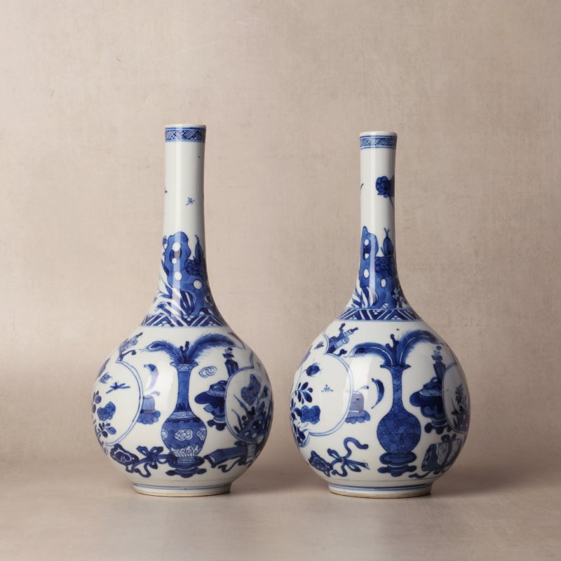 清康熙 青花花卉紋直頸瓶一對 | Santos Collection | A pair of Chinese blue and white bottle vases, Qing dynasty, Kangxi period - 图24