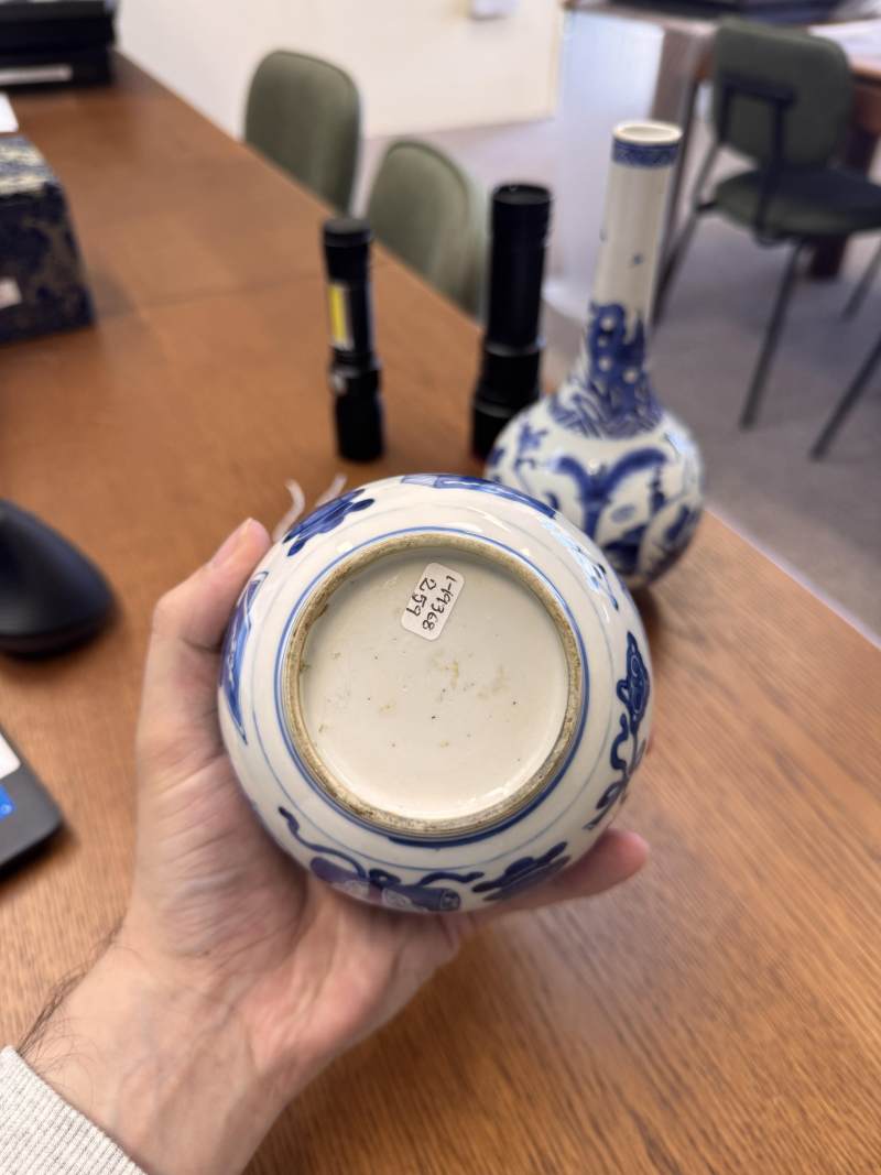 清康熙 青花花卉紋直頸瓶一對 | Santos Collection | A pair of Chinese blue and white bottle vases, Qing dynasty, Kangxi period - 图14