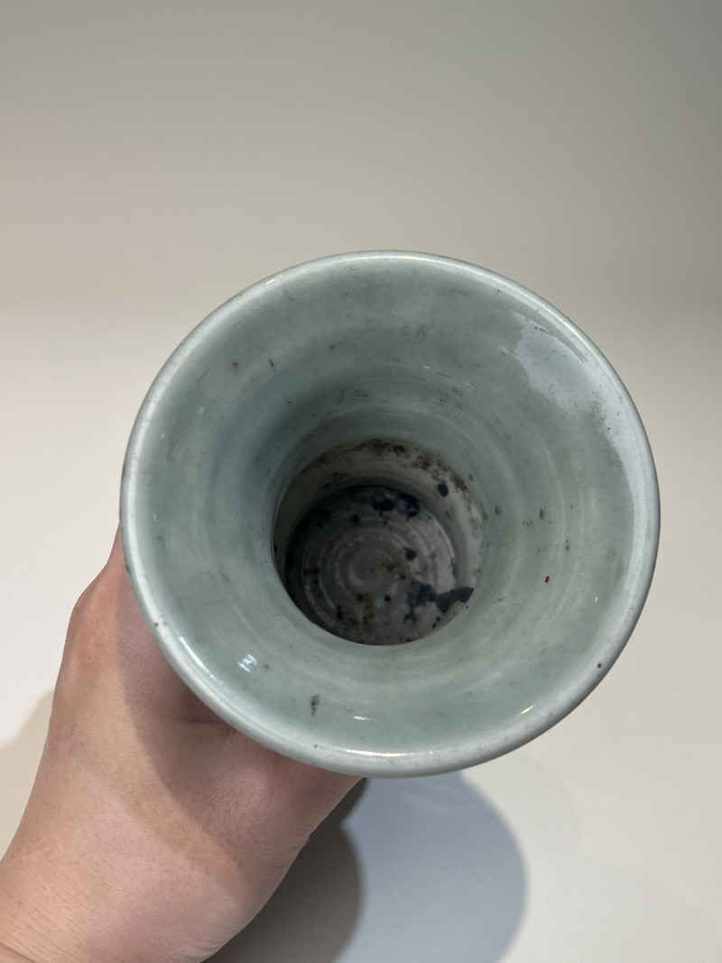 清乾隆 豆青釉芭蕉叶纹小花觚 - 图5