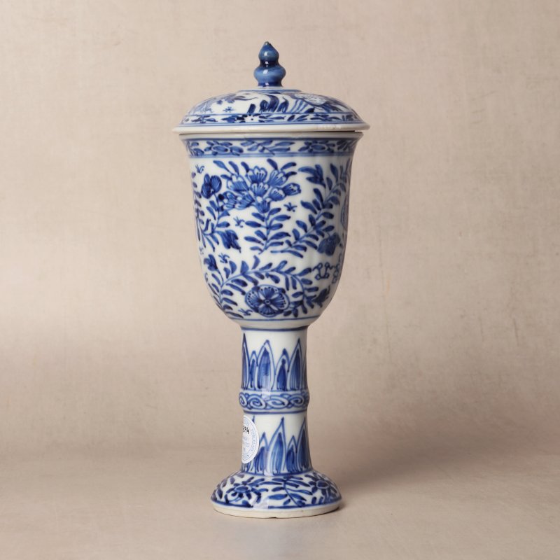 清康熙 青花花卉紋高足蓋盃 | Santos Collection | A Chinese blue and white goblet and cover, Qing dynasty, Kangxi period - 图17