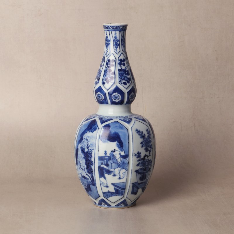 清康熙 青花仕女嬰戲圖瓶 | Santos Collection | A Chinese blue and white 'ladies and boy' vase, Qing dynasty, Kangxi period - 图3