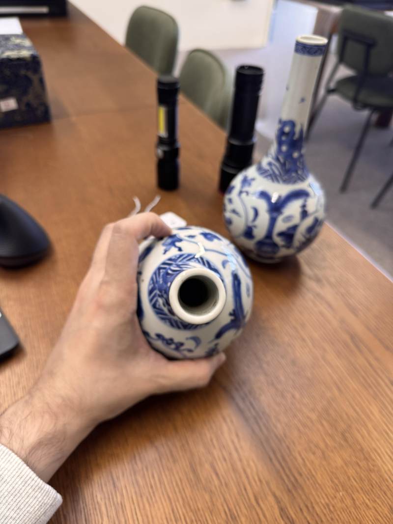 清康熙 青花花卉紋直頸瓶一對 | Santos Collection | A pair of Chinese blue and white bottle vases, Qing dynasty, Kangxi period - 图4