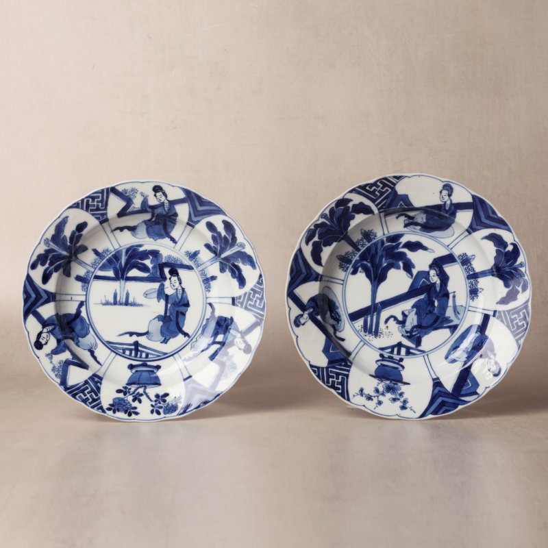 清康熙 青花長衣秀女圖盌一對 《大清康熙年製》款 | Santos Collection | A pair of Chinese blue and white 'Long Eliza' bowls, Qing dynasty, Kangxi mark and period - 图1
