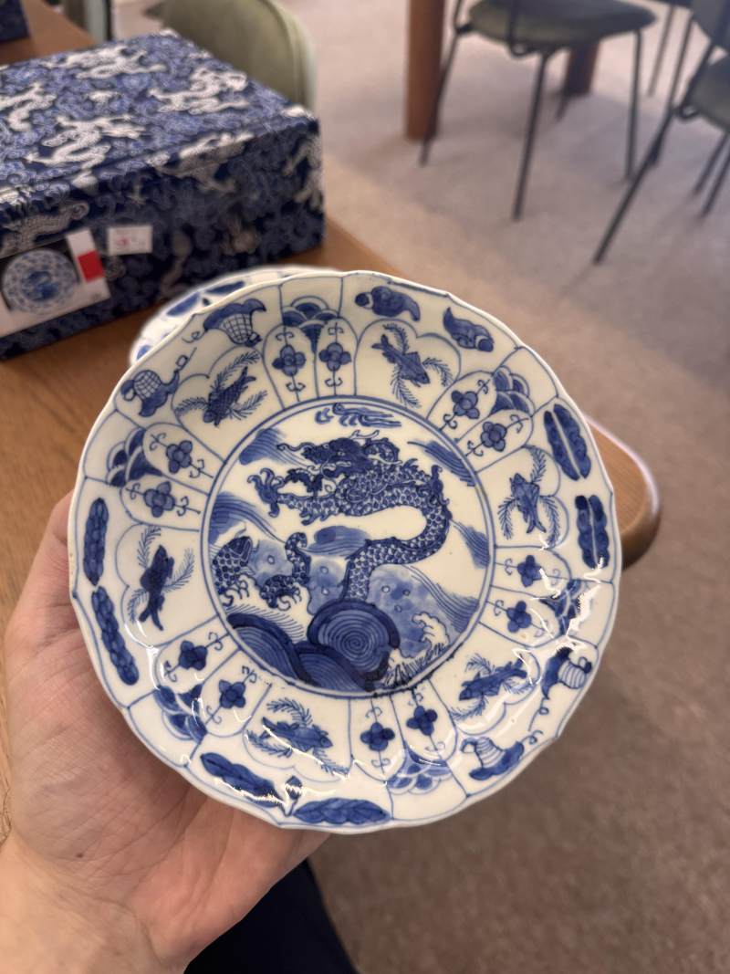 清康熙 青花躍龍紋盤一對 | Santos Collection | Two Chinese blue and white 'leaping dragon' dishes, Qing dynasty, Kangxi period - 图24