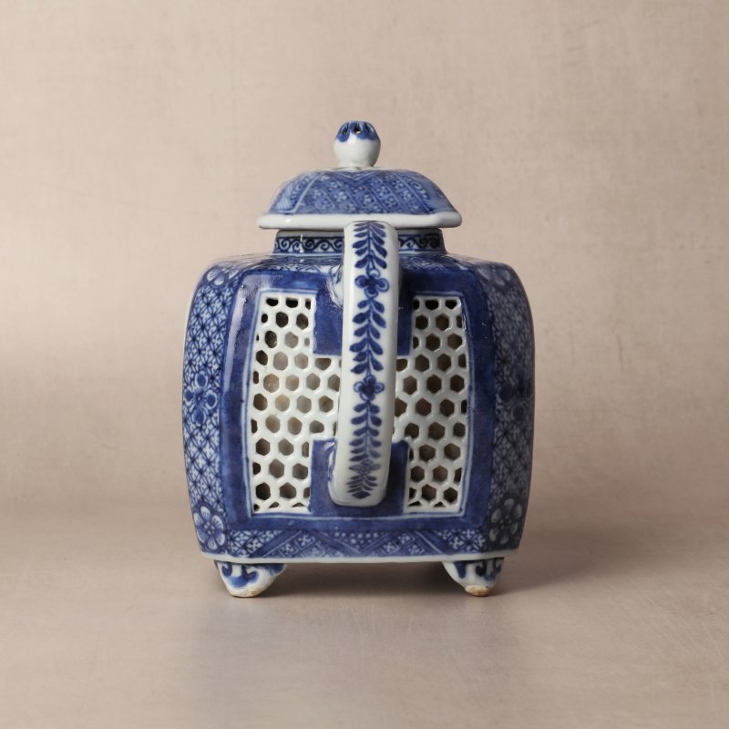 清乾隆 青花鏤空茶蓋壺 | Santos Collection | A Chinese export blue and white reticulated teapot and cover, Qing dynasty, Qianlong period - 图12