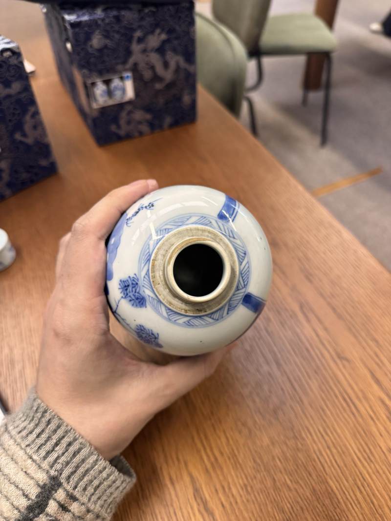 清康熙 青花仕女圖蓋罐一對 | Santos Collection | A pair of Chinese blue and white 'ladies' jars and covers, Qing dynasty, Kangxi period - 图28